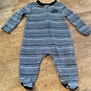 Nike‎ Infant 3 Months Gray/Black Repeat Pattern Cotton Blend Footed Onesie
